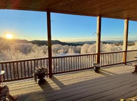 Bucket List Views Sugar Mountain Private Condo - 2bed, 2bath, Sleeps 6, Panoramic Views of Mountains from Large Deck, Short Drive to Shopping, Restaurants, Cafes & Banner Elk Town, Hotel in Sugar Mountain