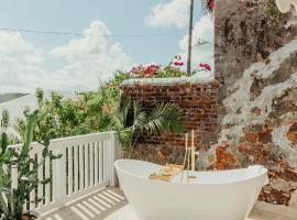 The Pink Palm Hotel - Adults Only, hotel pogodan za kućne ljubimce u gradu &Scaron;arlot Amali