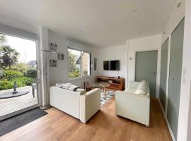 Maison rénovée avec charme, proche des plages、Santecのホテル