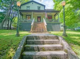 5 Br: Historic Glaab House in Cass, with AC, Amazing Kitchen, Covered Porches, Historical Landmark