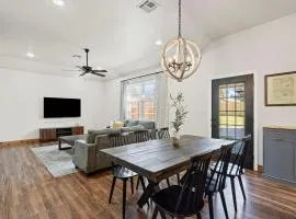 Steps from Historic Square - Highland Hideaway