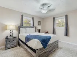 Serene Dog Friendly Home Sleeps 8 - Fenced Yard - Games