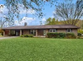 Serene Dog Friendly Home Sleeps 8 - Fenced Yard - Games