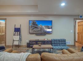 5 Br: Cupp Runneth Over - Luxurious retreat nestled 97 miles from Snowshoe, Hotel in Slaty Fork