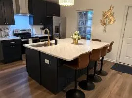 Downtown 3 BR, 2 BA newly renovated home close to Castle St