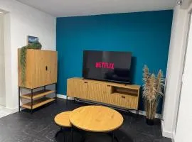 Stylish apartment - garden - great transport links and parking