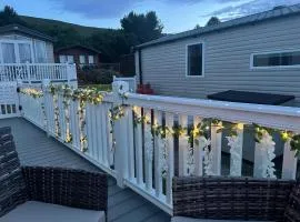 Coastal Retreat! 2-Bed Cabin with Sun, sea, big sky!