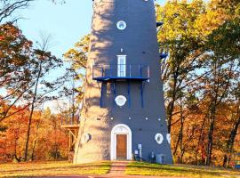 The Grand Landmark 5-Story Windmill Retreat, hotel v destinaci Lorain