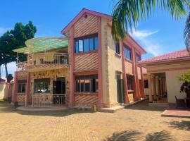 Heartlands Cottages Arua, готель у місті Arua