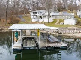 Lake Views + BBQ • Private Dock • Sleeps 10