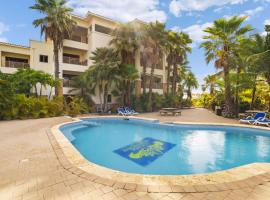 Bon Bida Di Sol with a stylish interior a mature palm garden and a peaceful setting: Hato şehrinde bir otel