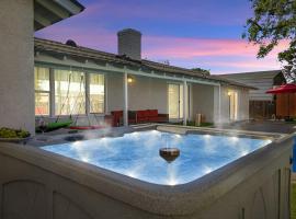 Sleeps 12 - Hot Tub - Pool - Game Room & Fire Pit!, khách sạn ở Hemet