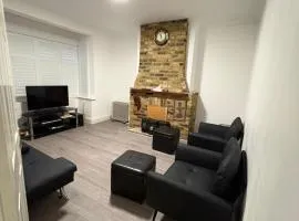 Convenient Northolt Home Near Tube & Parking