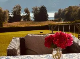 Exklusives Ferienhaus mit privatem Badeplatz am Attersee