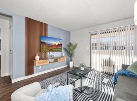 Tempe 2BR for 7 near ASU with Pools Gym Fire Pit Parking and Pet-Friendly Comfort, готель у місті Темпі