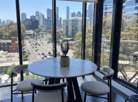 Light-Filled Apartment with City Views & Free Parking, hotel en Melbourne