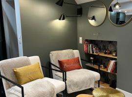 Appartement rénové avec 3 chambres، فندق في لارونس