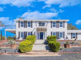 Relaxation+Pool & Hot Tub+Views, hotel em Comfort