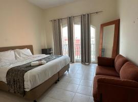 Executive Master bed Room With attached bathroom，位于迪拜阿勒马克图姆国际机场 - DWC附近的酒店