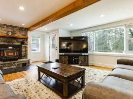 3 Mi to Sister Bay Beach Family Home with Yard