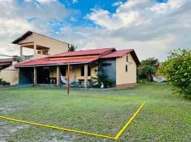 Casa na praia com amplo quintal