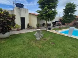 Casa de praia com campo de futebol e piscina