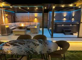 5 Bed Town House With Additional Luxury Hot Tub And Within City Centre And Sleeps Up To 11 With Sky And Netflix, Hotel in Birmingham