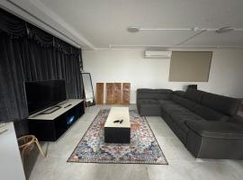 Cozy Ground Floor with Outdoor Picnic Area, Hotel in Dural