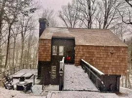 Hot Tub & Firepit Near Ski Resorts & Cozy Modern Cabin