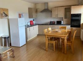Graune Pet Farm Self catering apartment, hotel em Mayo