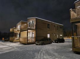 Familjevänligt nära barnbacke, hotel em Järbo