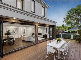 Luxury Four Bedroom Family Retreat in Camberwell Melbourne, hotel in Camberwell
