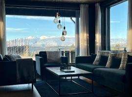 Modern and cozy mountain cabin - panoramic view!, khách sạn ở Torvetjørn
