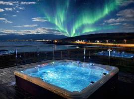 Jacuzzi, fjord view & northern lights - close to Hammerfest & North Cape, ξενοδοχείο σε Hammerfest