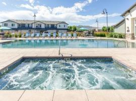 Classy Modern Townhome with Pool, Hot Tub and More!, hotel a Draper