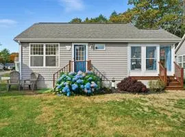 Beach Gear Included! Updated 2BR Cottage and Pool