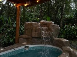 Cabin with private tropical forest, hotel di Tanque