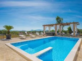 Stylish Villa in Lovre with Sauna