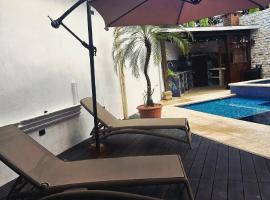 Mini Casa azul con generador electrico , con opcion de Piscina y jacuzzi, h&ocirc;tel acceptant les animaux domestiques &agrave; Puerto Barrios