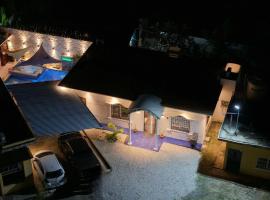 Moderna Casa con acceso a piscina con jacuzzi y generador electrico automatico, khách sạn ở Puerto Barrios