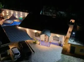 Moderna Casa con acceso a piscina con jacuzzi y generador electrico automatico