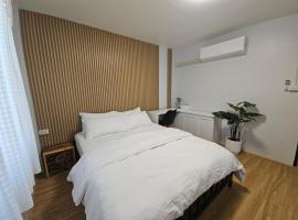 บ้านพักซอย 8 โฮสเทล, Hotel in Sathani Nong Pling