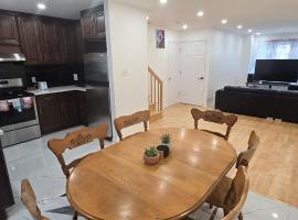 Charming Family Home in Peaceful Laval, hotel v destinaci Laval