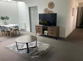 Lancing Apartments - Spacious 2 Bed - Sleeps 6 - Burnham Village