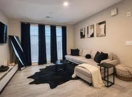 Modern Luxe Retreat, Cozy, Chic, Near Old Town