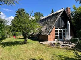 Charming Thatched Cottage Near The Water, hotel in Vordingborg