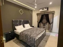 Faisal Jewlle Apartments, hotel em Wāh