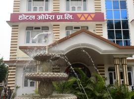 Hotel Opera, hotel in Bahāsi