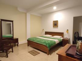 Blue sky Guest House And Restaurant, hotel i Nallathanniya