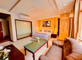 Hotel Hollywood Vibes #riverview #premium rooms #prime location #most awarded #parking #top rated #open terrace #lawn #best selling hotel in manali, hotel din Manali